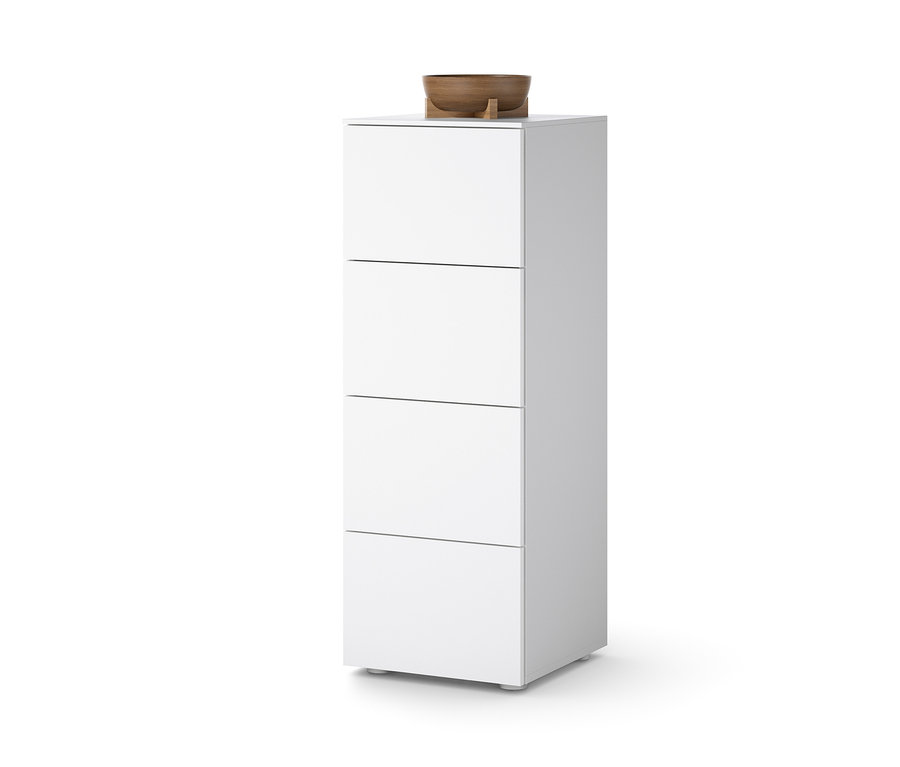 Bílá komoda se čtyřmi zásuvkami a dřevěnou miskou nahoře.