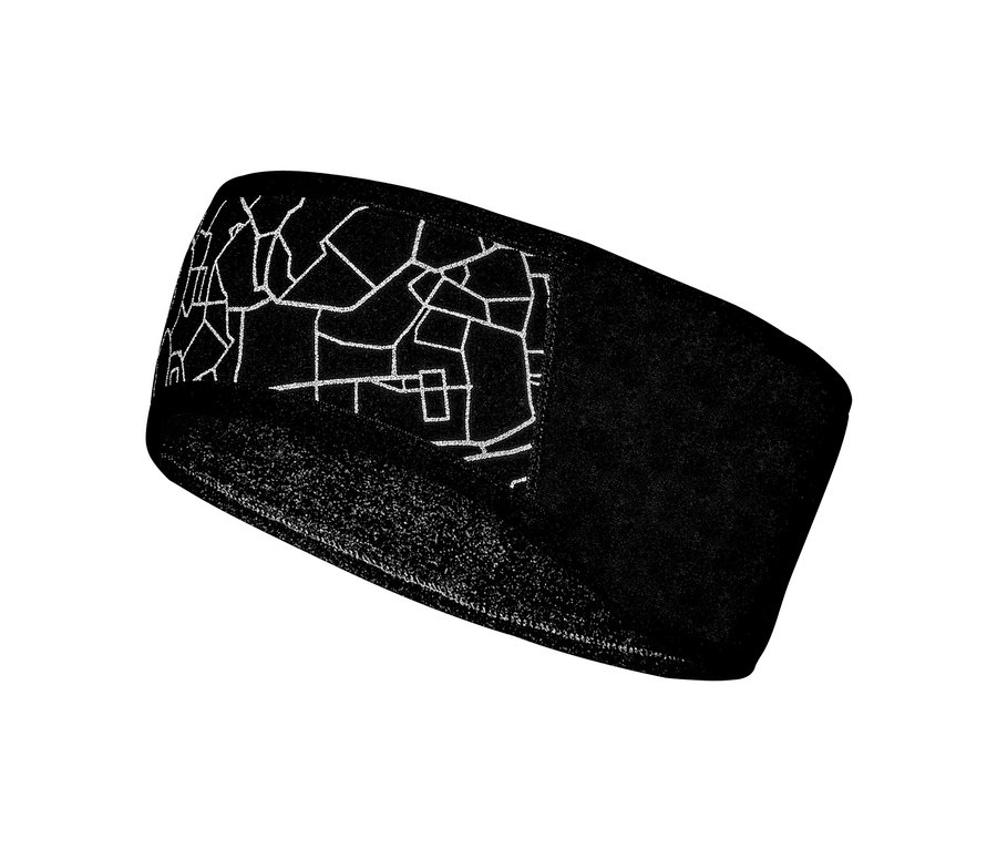 Černá větruvzdorná čelenka s bílým geometrickým vzorem.