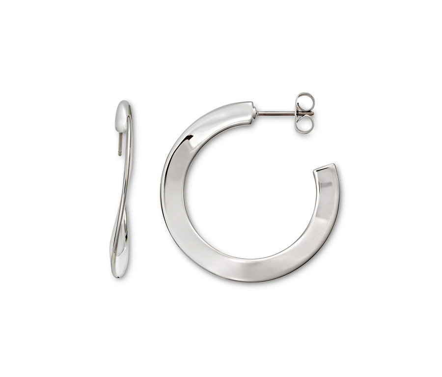 Dvoje stříbrné náušnice Wave na bílém pozadí.