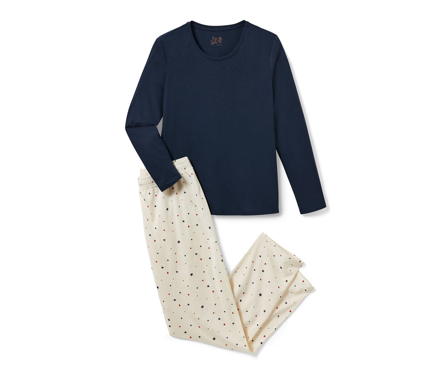 Krémové pyžamo s tmavě modrým topem s dlouhým rukávem a kalhotami se vzorem hvězdiček.