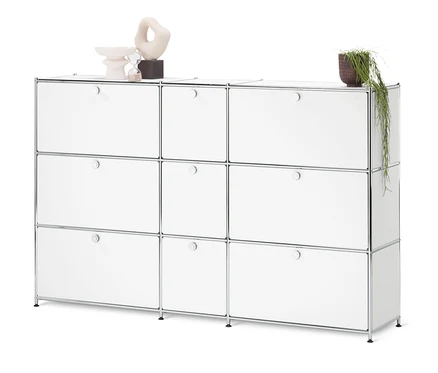 Bílá komoda CN3 s devíti výklopnými dvířky.