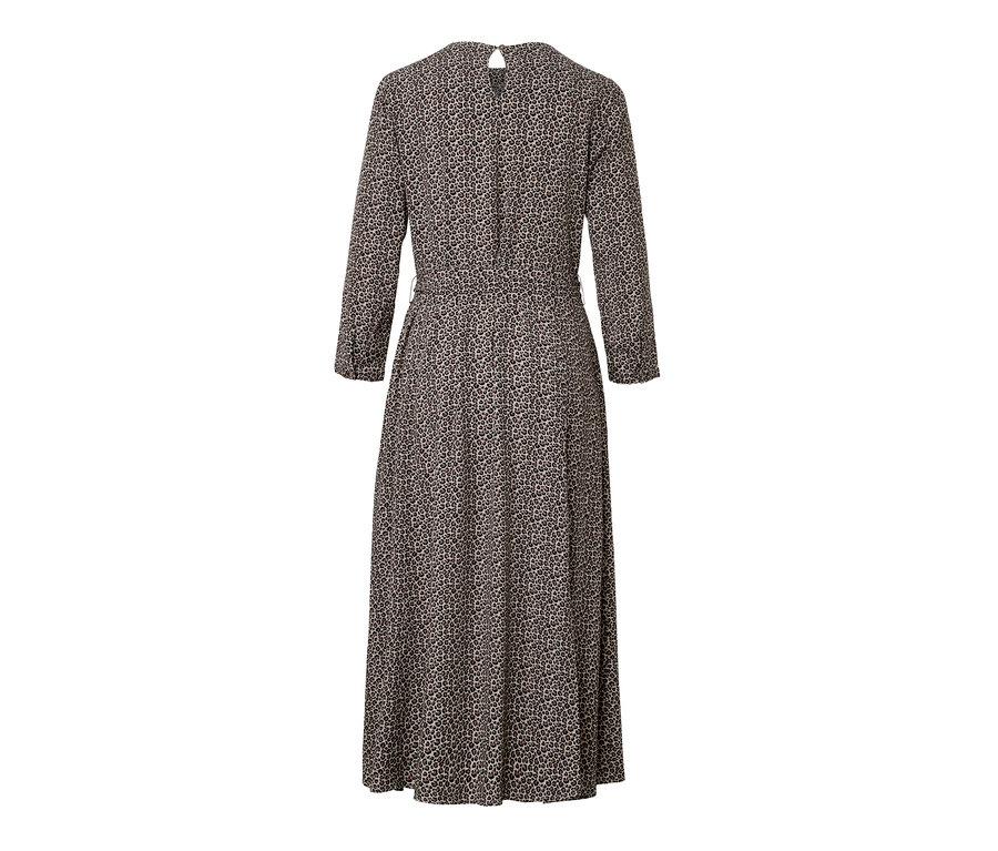 Detail šatů s celoplošným potiskem z tkané látky.