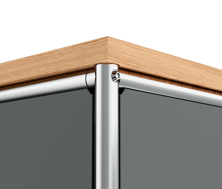 Detail rohu šedé kovové odkládací skříňky »CN3« s dřevěnou deskou.
