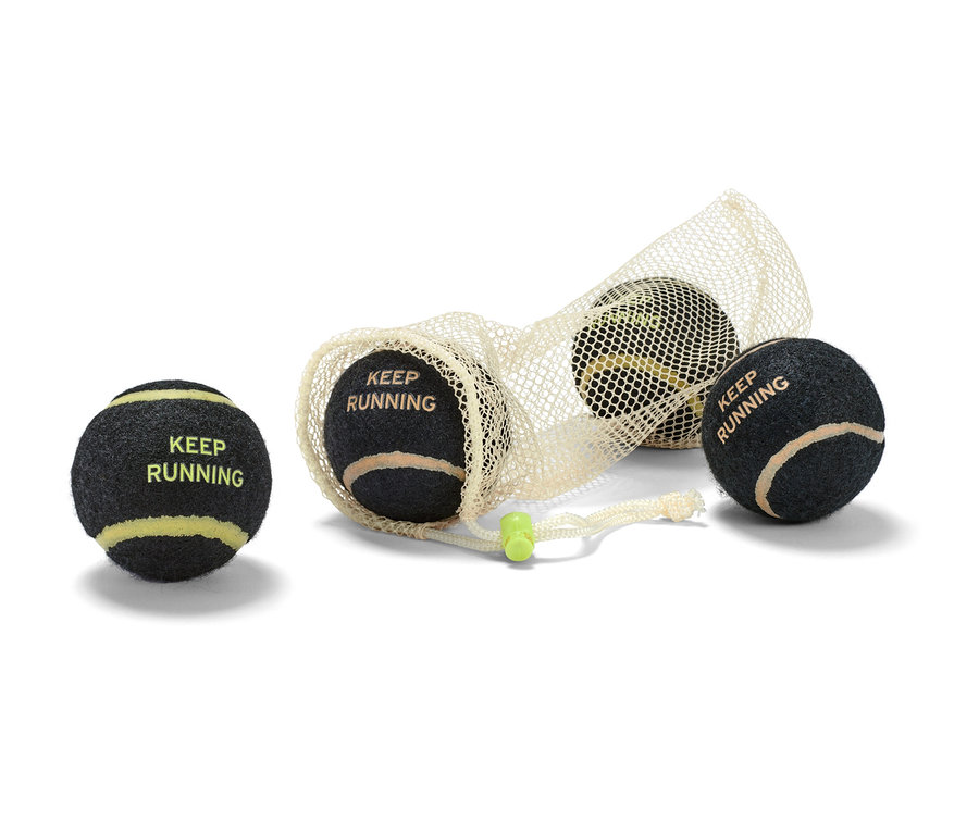 Čtyři míčky na hraní pro psy, z nichž tři jsou v síťované tašce.