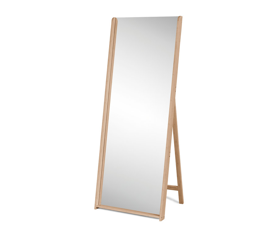 Stojací zrcadlo s bambusovým rámem.