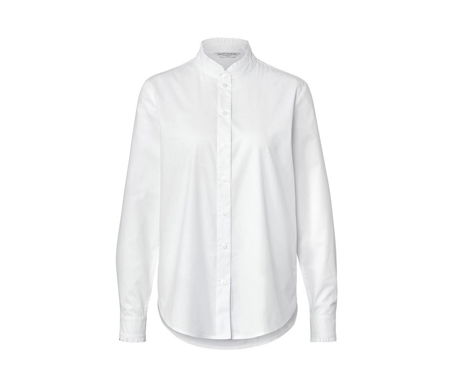 Bílá halenka s volánkovými detaily.