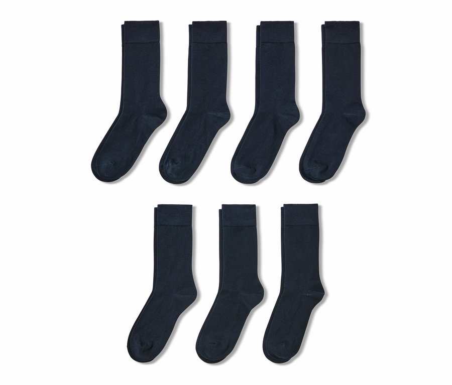 Sedm párů ponožek.