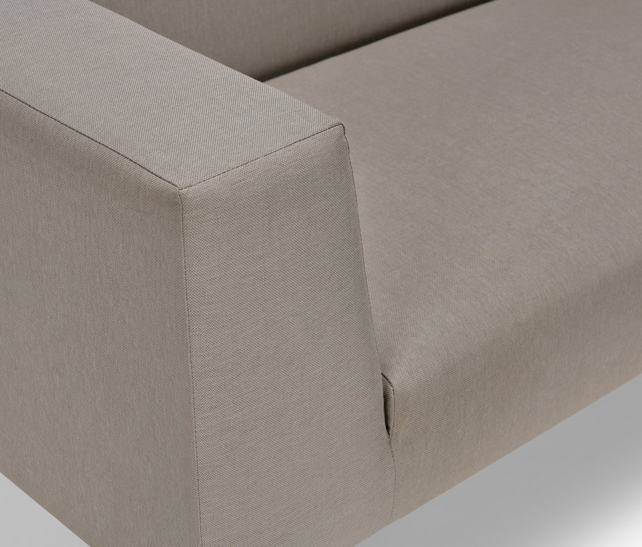 Detail venkovní pohovky se stoličkou.