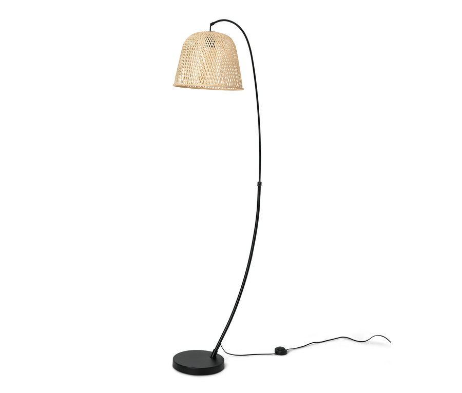 Prohnutá stojací lampa s bambusovým stínítkem.