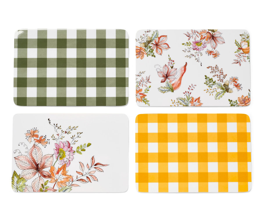 Čtyři snídaňová prkénka: dvě s květinovým vzorem, zelená kostkovaná a žlutá kostkovaná.