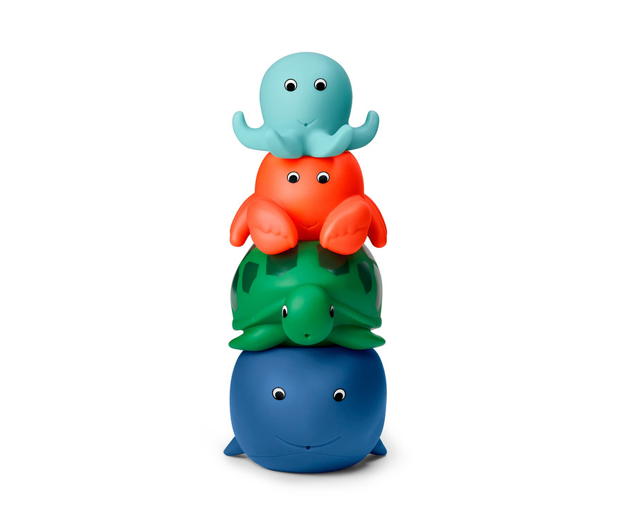 Čtyři zvířátka stříkající vodu (chobotnice, krab, želva, velryba) naskládané na sobě.