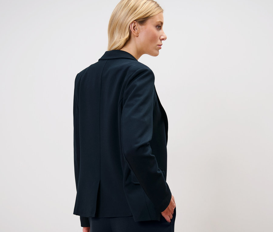 Blondýna v blejzru.