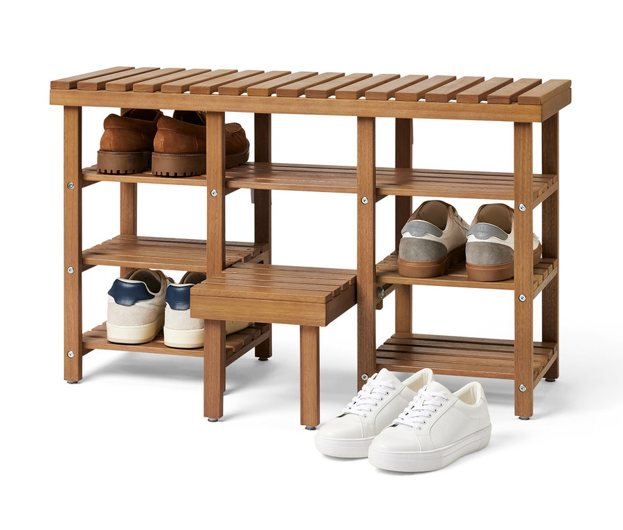 Vysoká lavice s botníkem a výklopným schůdkem z hnědého dřeva stojí na bílém pozadí. Na policích jsou boty.