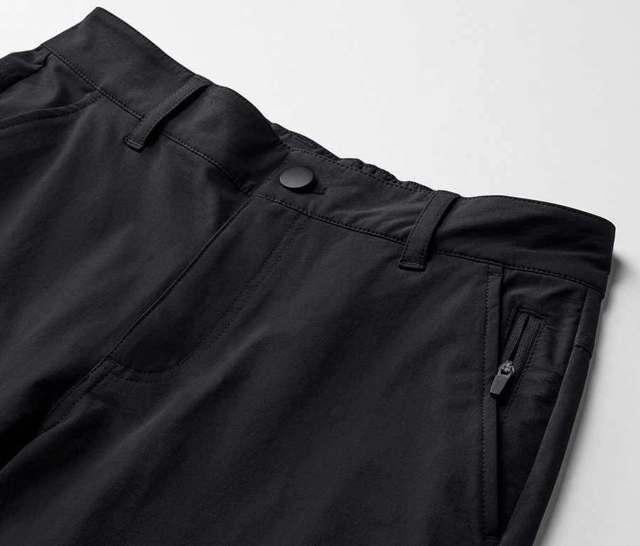 Detail softshellových kalhot v černé barvě.