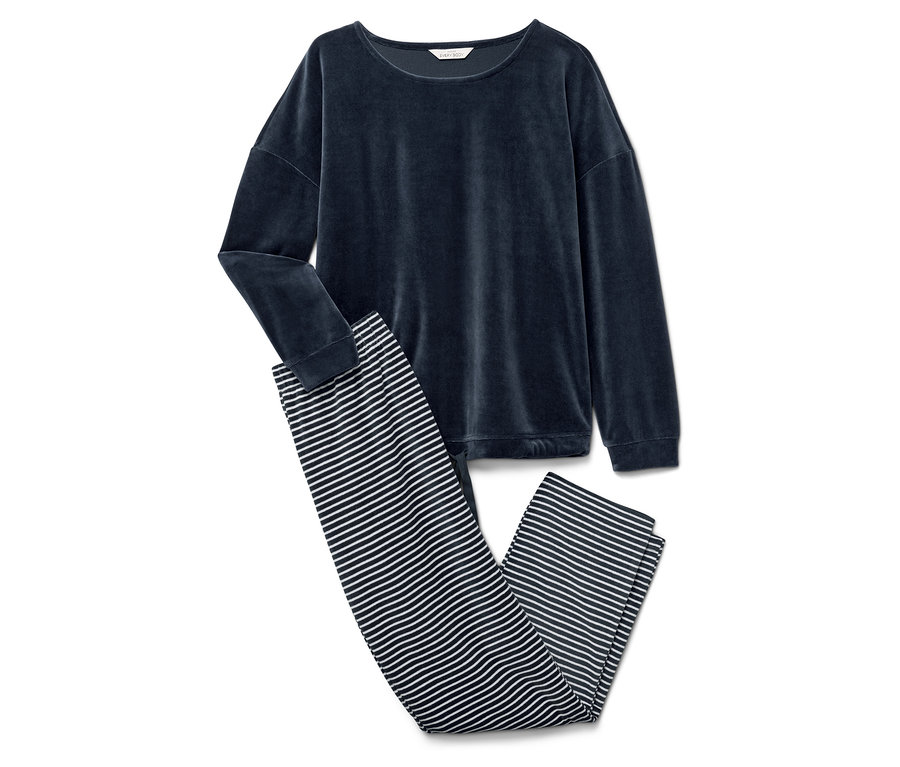 Tmavě modrý sametový top s dlouhým rukávem a pruhované kalhoty.