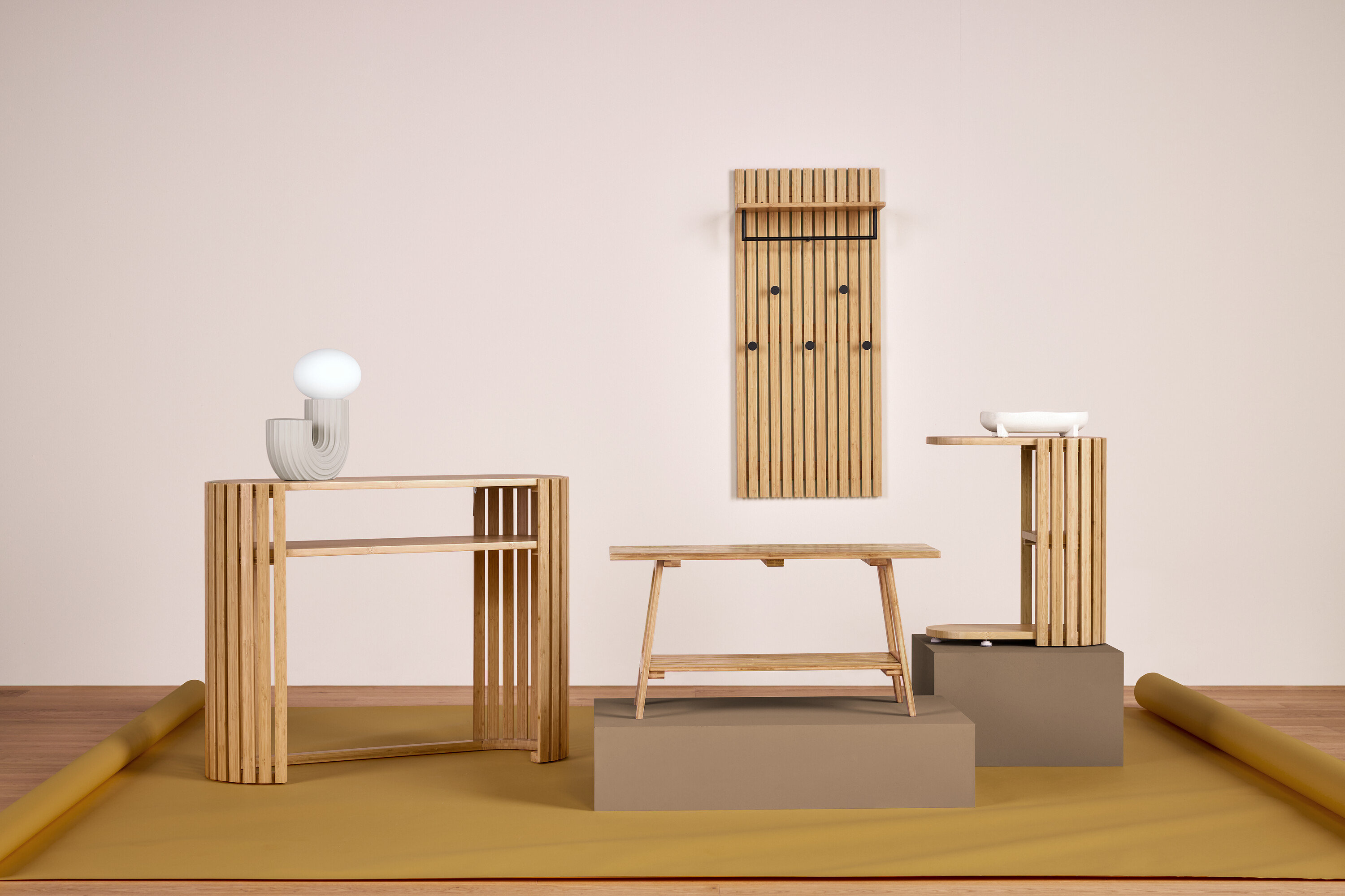 Nábytek z lehkého dřeva naaranžovaný v místnosti.