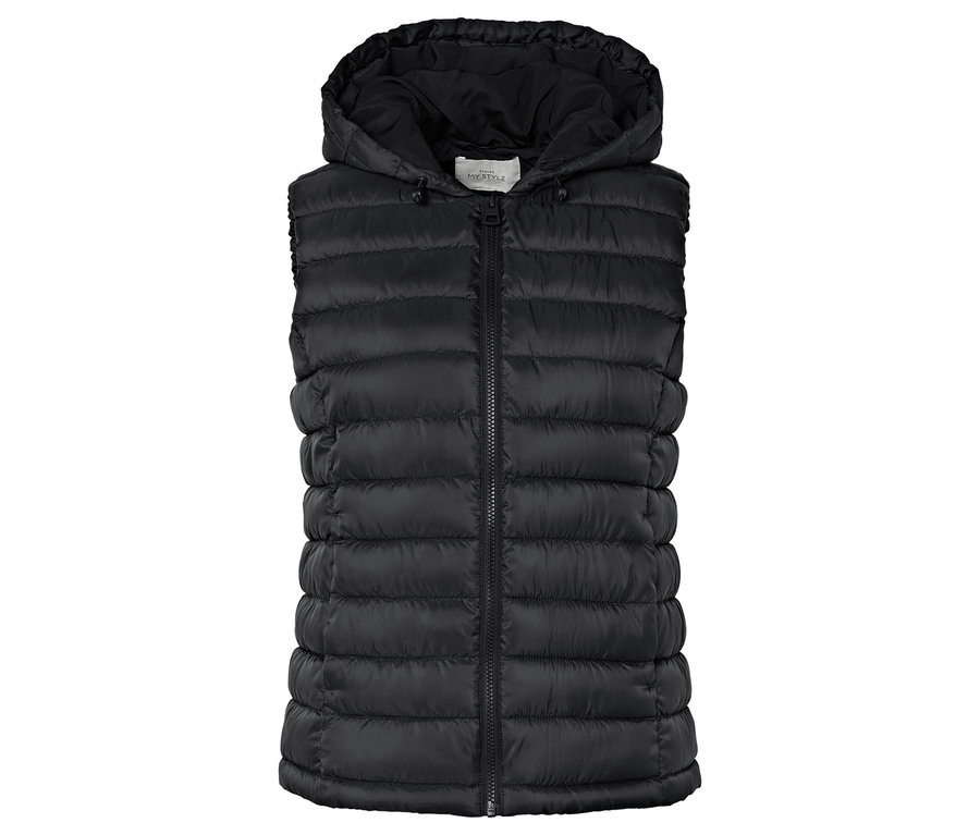 Černá prošívaná vesta s kapucí a zipem uprostřed.