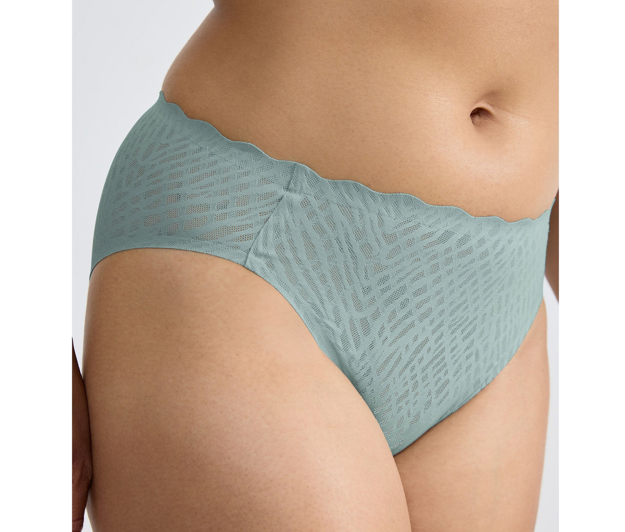 Bok osoby v kalhotkách sloggi ZERO Feel Bliss High leg v barvě misty turquoise, s vlnitým okrajem v pase a jemným vzorem.