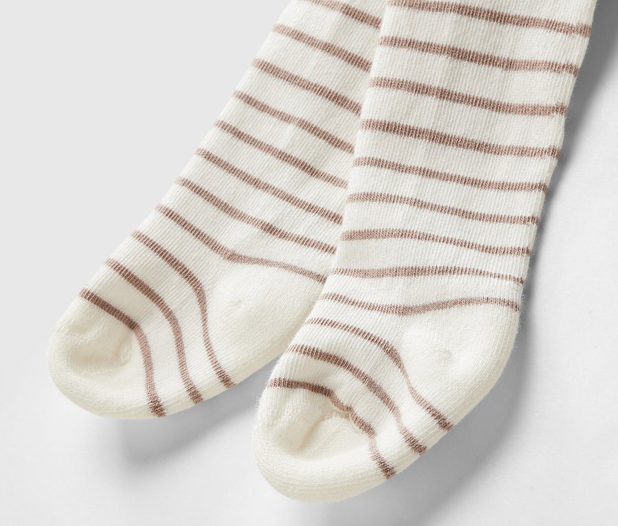 Detail dětských punčocháčů s hnědými proužky.