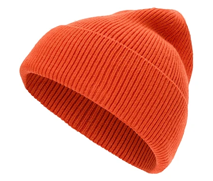Oranžová pletená čepice na bílém pozadí.