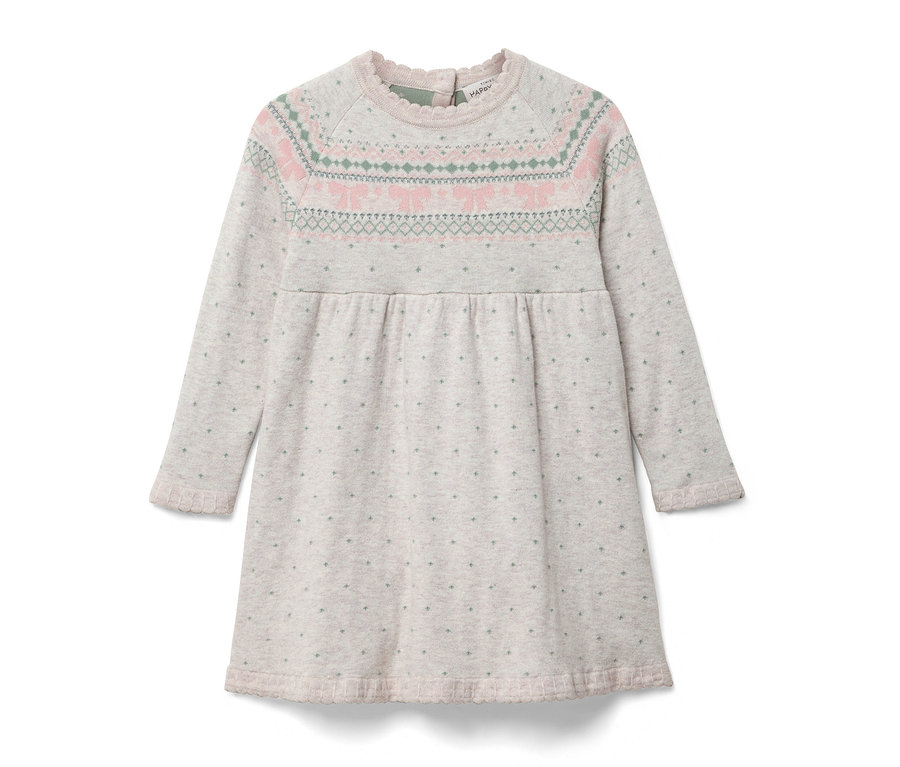 Šedé šaty s dlouhým rukávem a vzorem na hrudi.