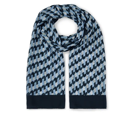 Modro-bílý šátek s geometrickým vzorem.