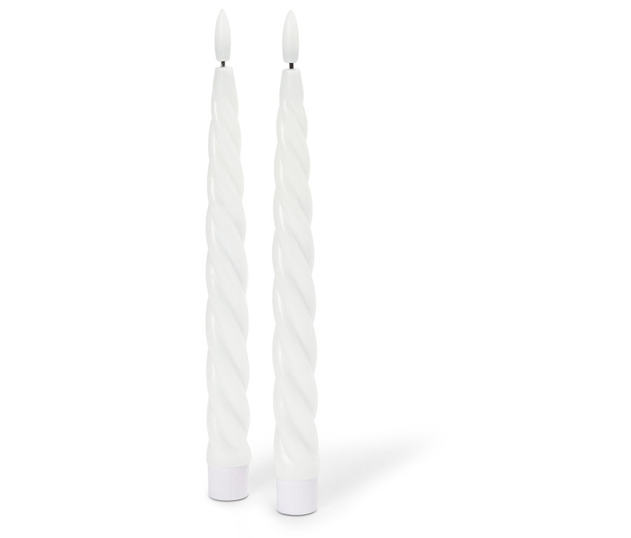 Dvě zkroucené bílé LED svíčky stojí na bílém pozadí.