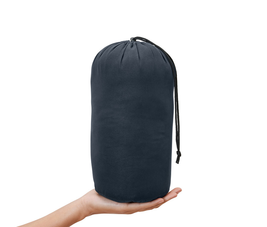 Ruka drží kempingový polštář.