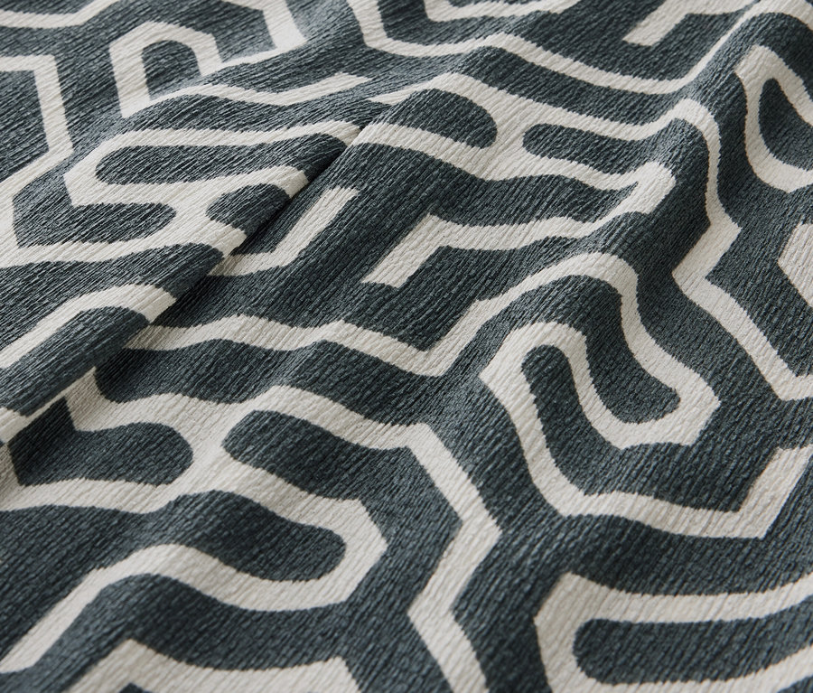 Detailní záběr na navlékací kalhoty v mačkaném vzhledu s potiskem.