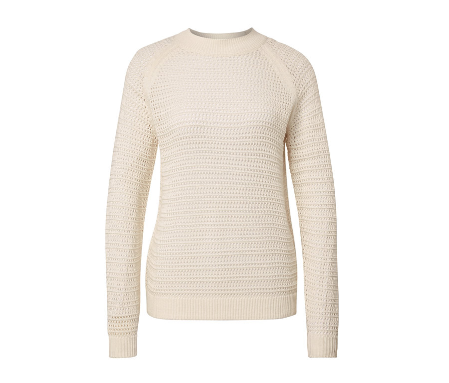 Bílý svetr z úpletu pointelle na bílém pozadí.