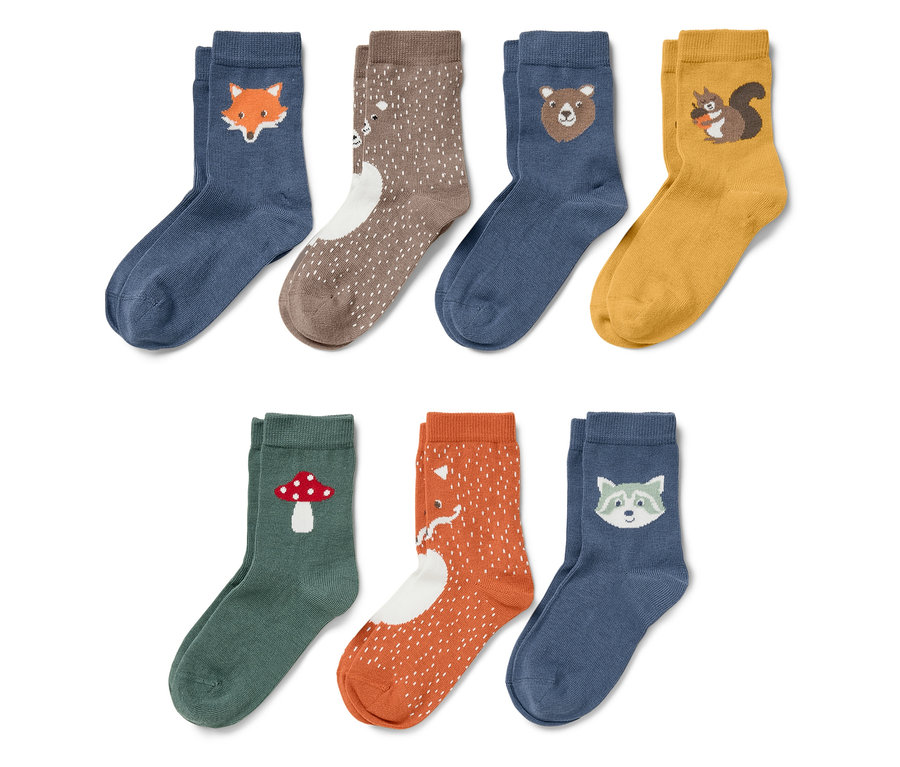 Sedm párů ponožek s různými motivy zvířat a rostlin.