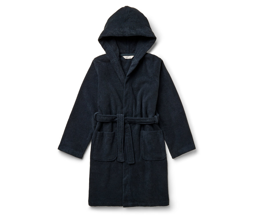 Tmavě modrý župan s kapucí, páskem a kapsami.