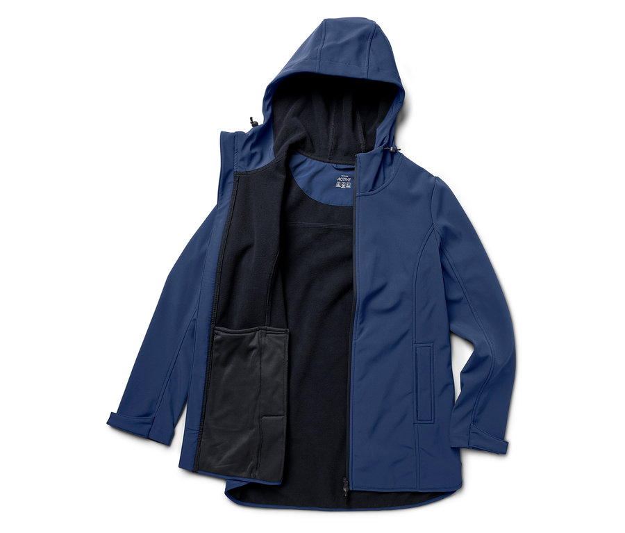 Modrá softshellová bunda s kapucí, rozepnutá a s černou podšívkou.