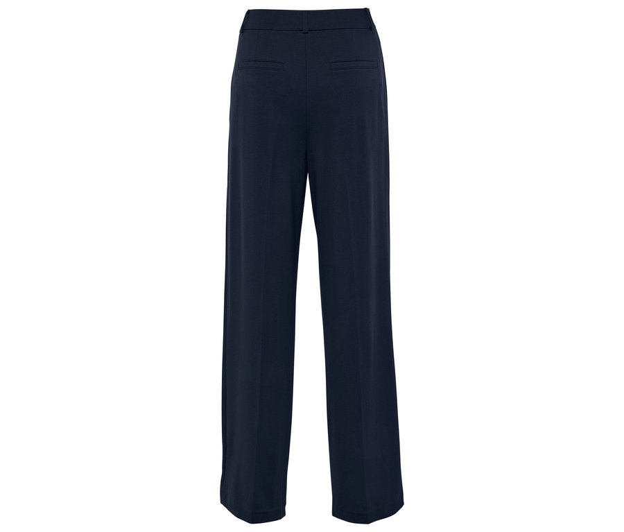 Zadní pohled na tmavě modré široké kalhoty.