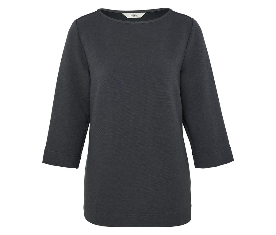 Šedá blůza s tříčtvrtečními rukávy.