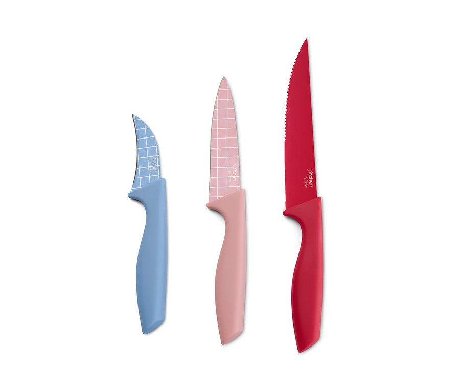 Tři kuchyňské nože různých velikostí a barev na bílém pozadí.