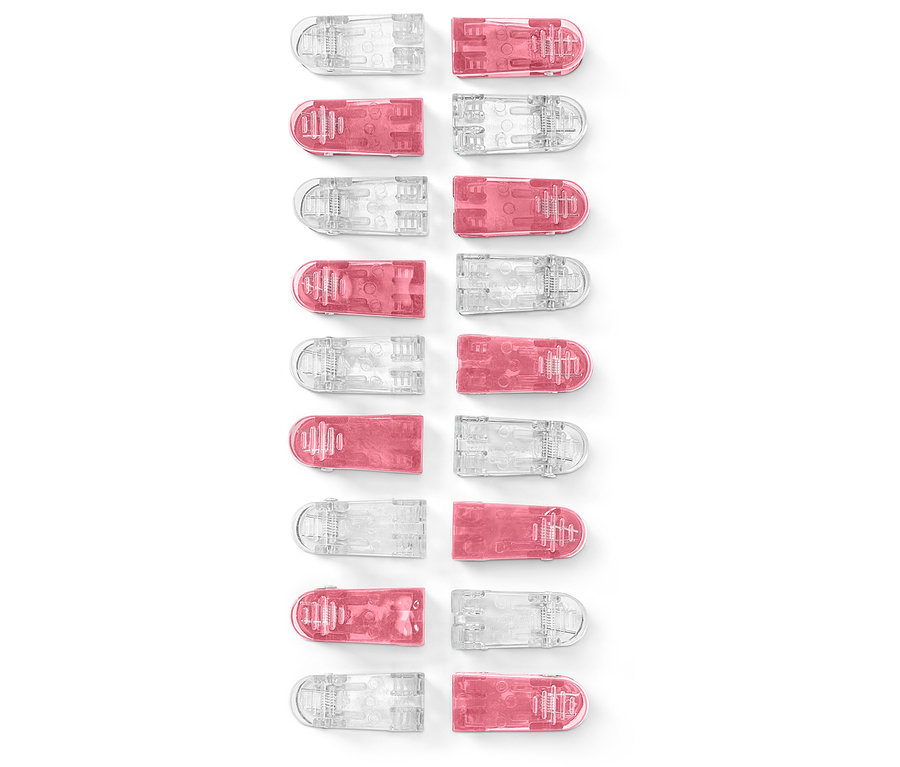 Detailní pohled na 20 kolíčků na prádlo, střídavě růžové a průhledné.