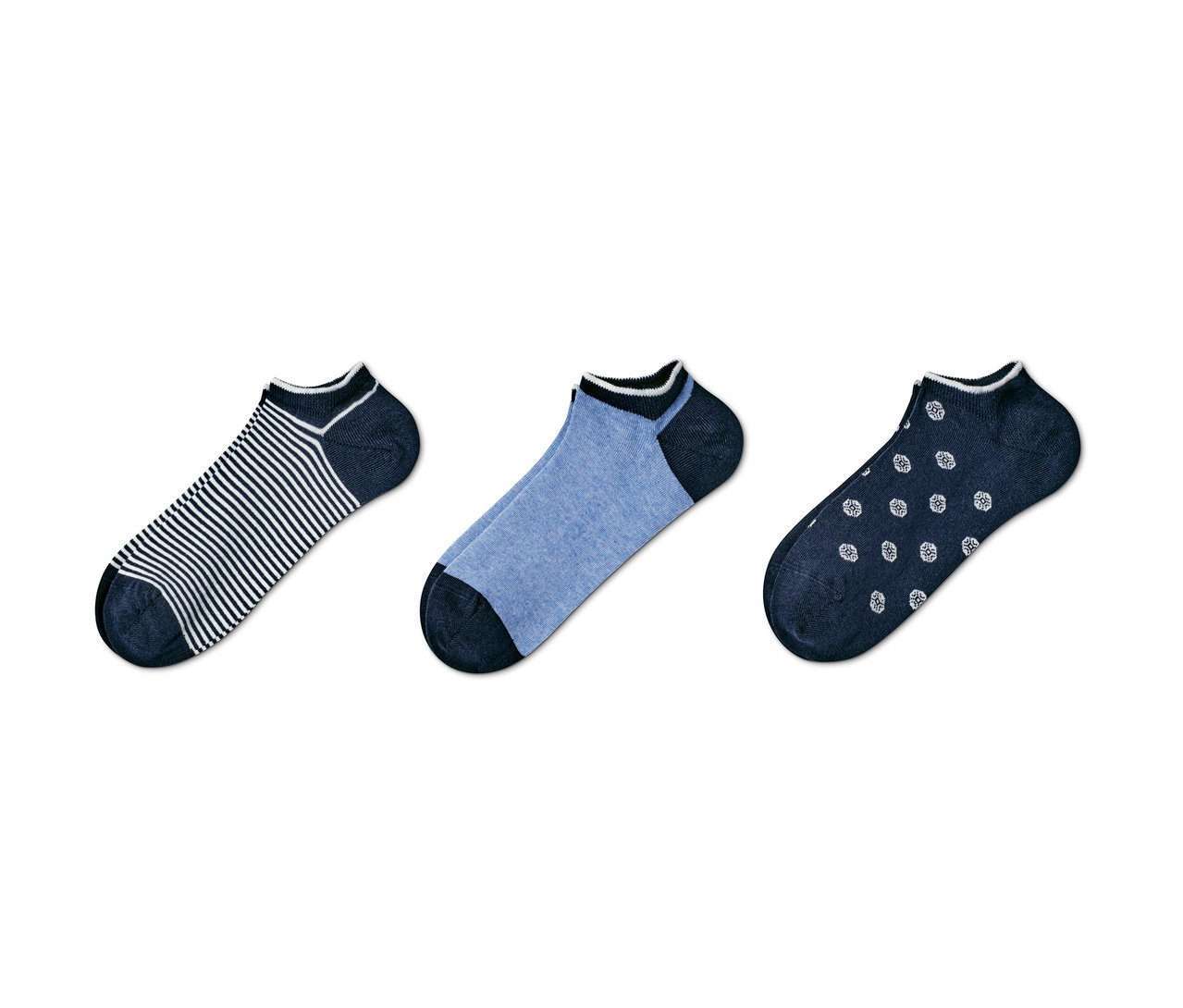 Tři páry krátkých ponožek s různými vzory.