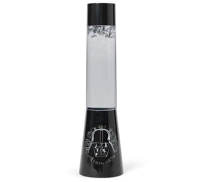Černá lávová lampa s motivem Darth Vadera na podstavci.