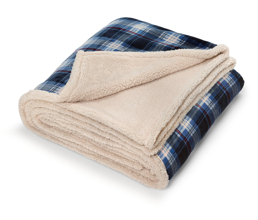 Složená deka s modrým kostkovaným vzorem a krémovou sherpa podšívkou.