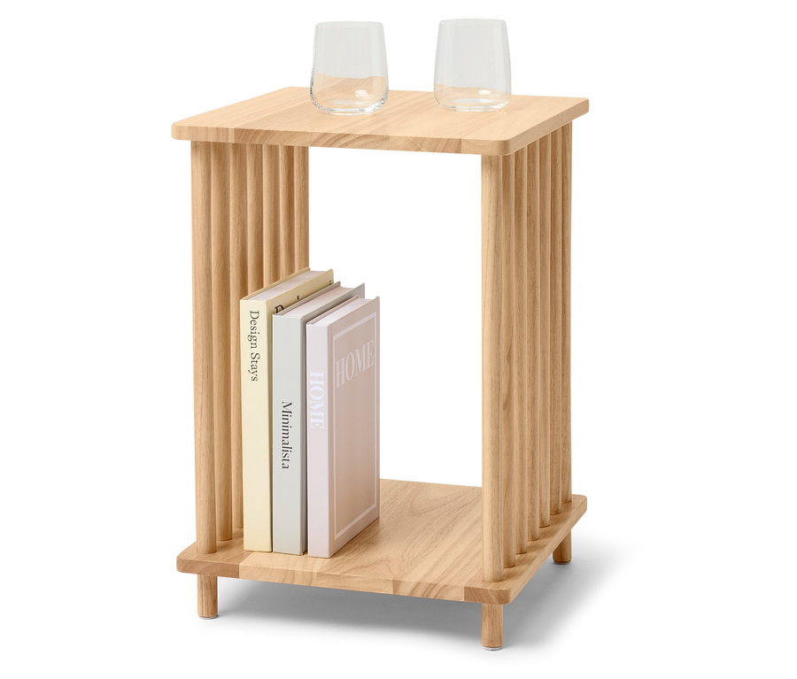 Dva skleněné poháry stojí na dřevěném stolku. Pod nimi jsou tři knihy.