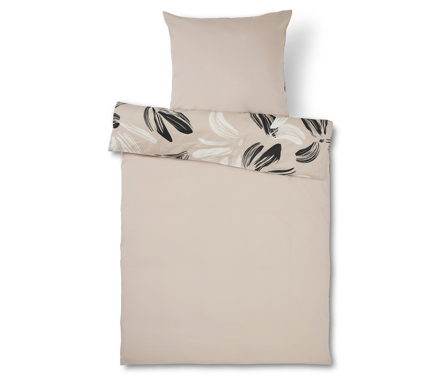 Béžové ložní prádlo s květinovým vzorem.