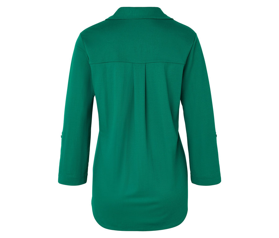 Zadní pohled na zelenou blůzu s límcem a tříčtvrtečními rukávy.