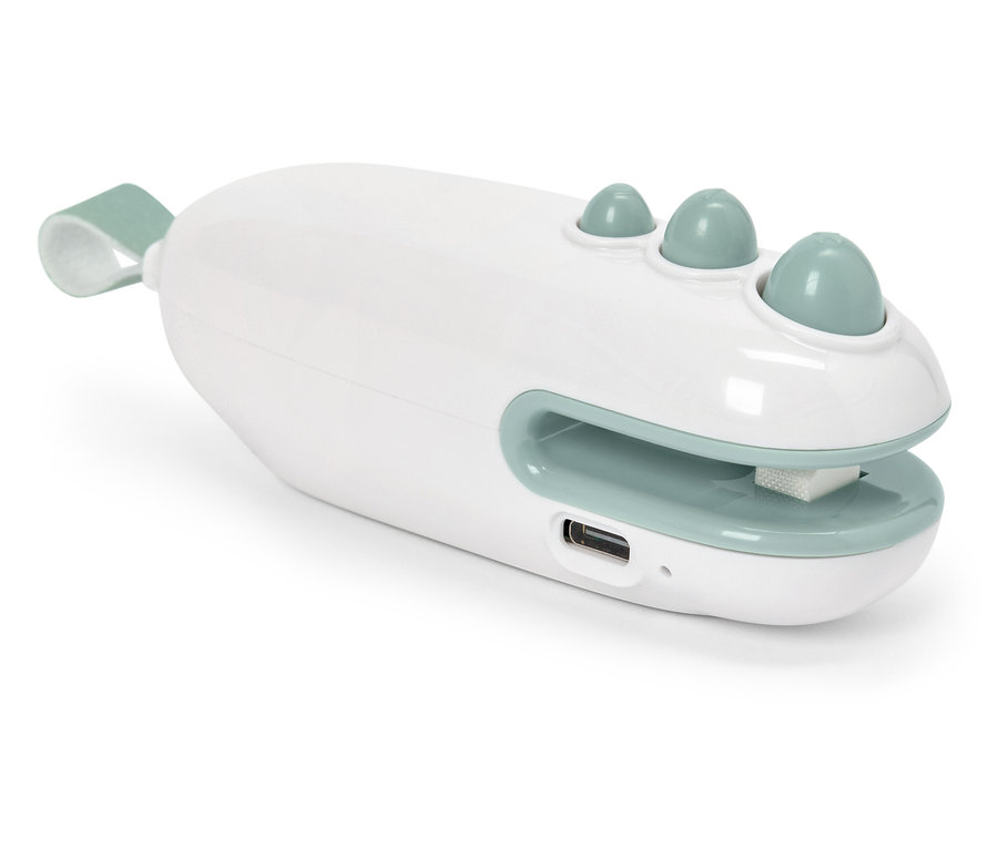 Detailní záběr bílého a zeleného elektrického pilníku na nehty.