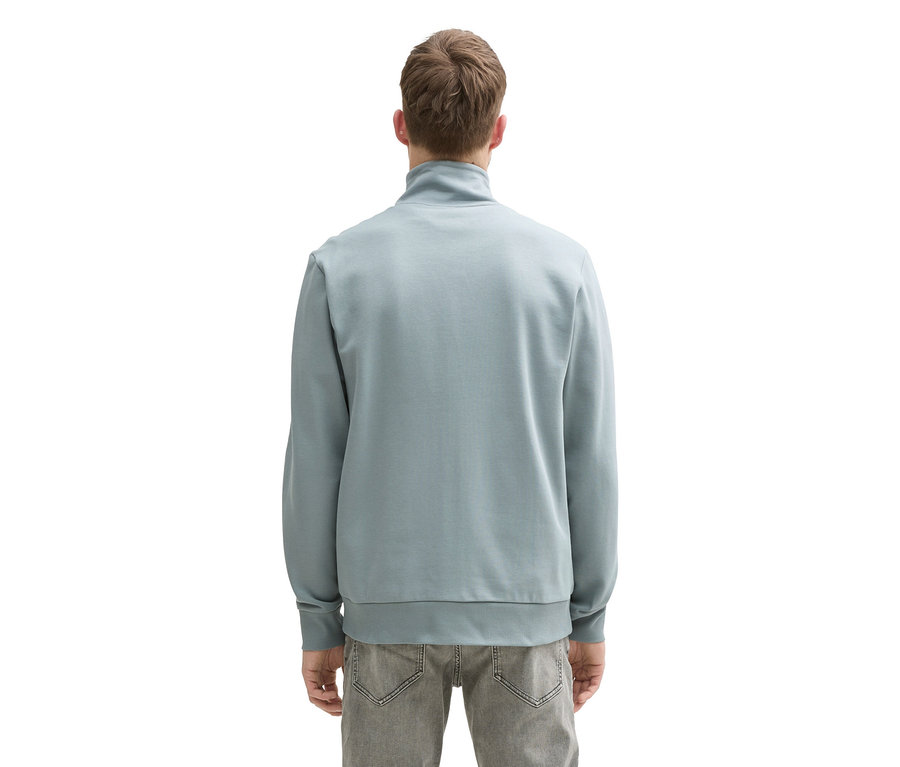 Pohled zezadu na muže v mikině se stojáčkem Tom Tailor, Grey Mint a šedých džínách.