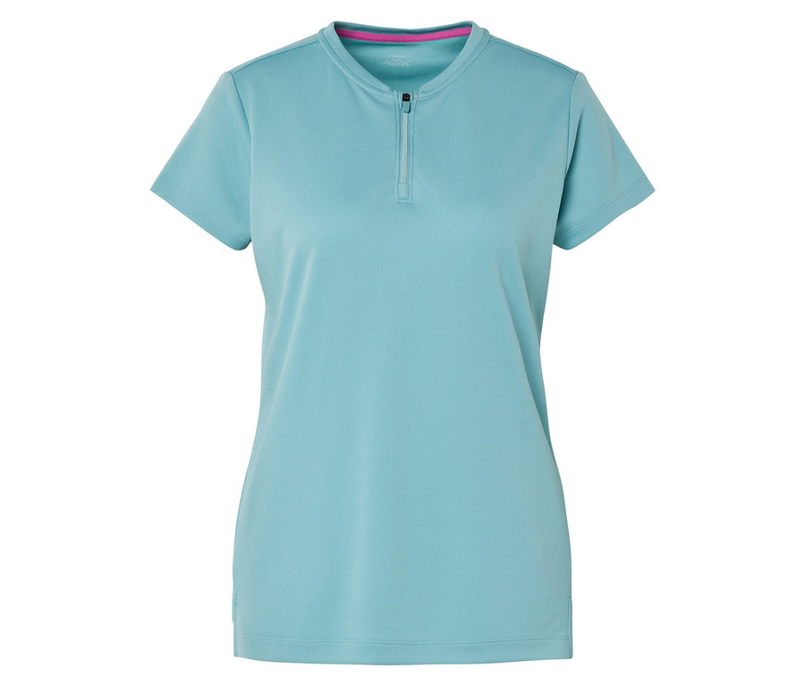 Světle modré tričko s krátkými rukávy a krátkým zipem.