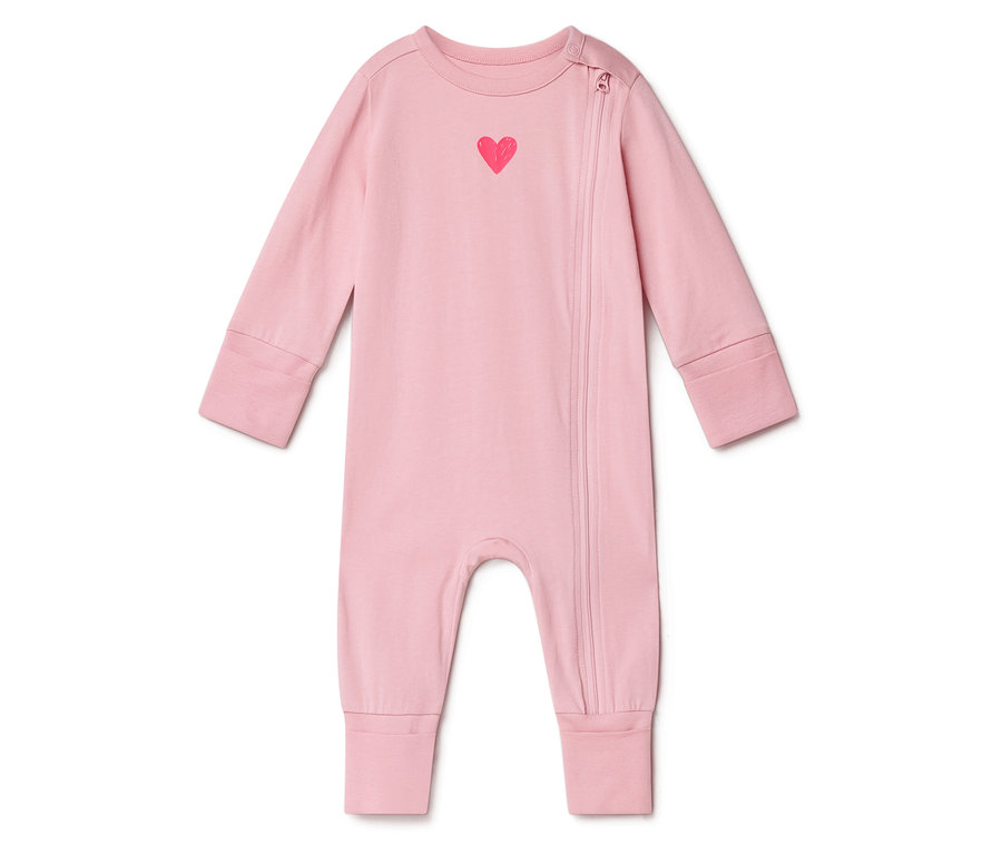 Růžový dětský overal s červeným srdcem na hrudi a bočním zipem.