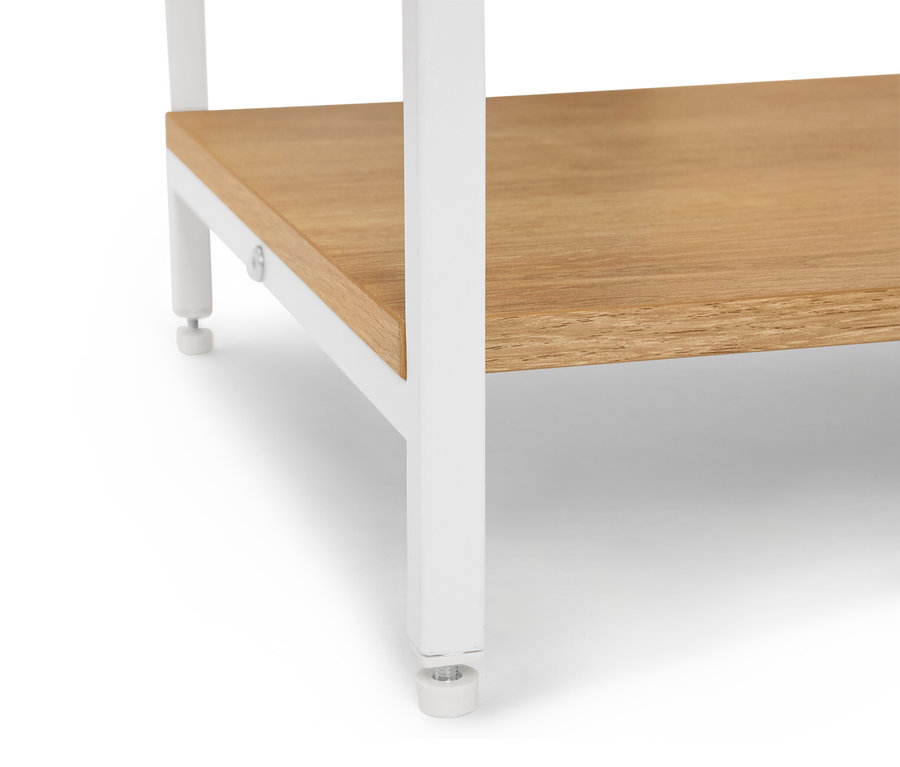 Detailní pohled na polici s dřevěnou policí a bílými nohami.