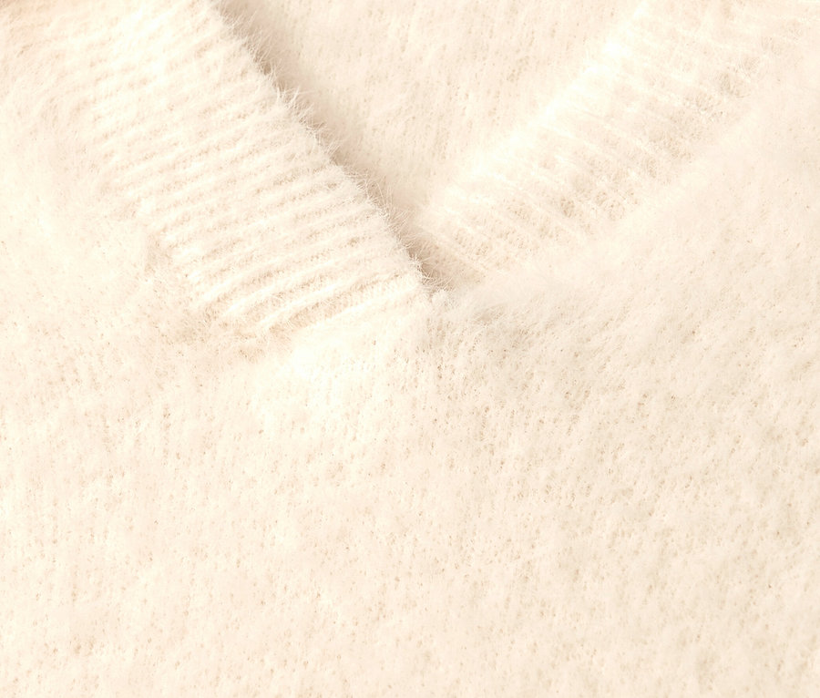 Detail pleteného svetru s polo límečkem Street One.