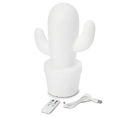 Bílá kaktusová lampa stojí na bílém povrchu s dálkovým ovládáním a USB kabelem.